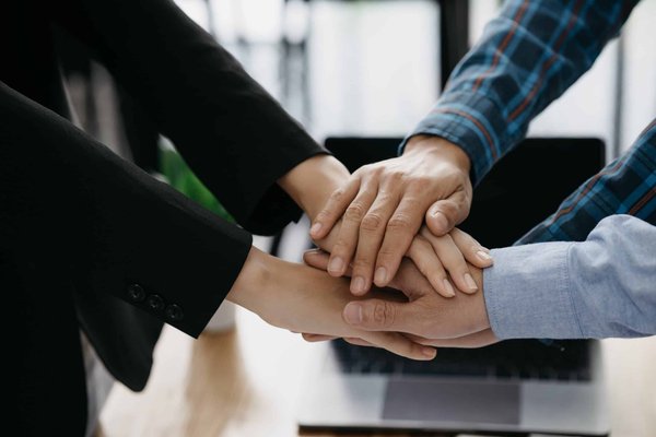 Quels exercices de coordination œil-main sont particulièrement efficaces pour les shoots à mi-distance?