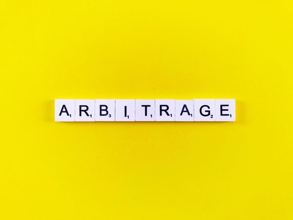 Comment l'étude du comportement des arbitres peut-elle influencer la stratégie de fautes tactiques?