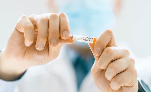 Quel est le rôle des exercices de proprioception dans la prévention des entorses de la cheville chez les footballeurs?